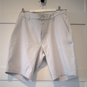 Lululemon - Commision Classic Fit Short 9" -Size 31